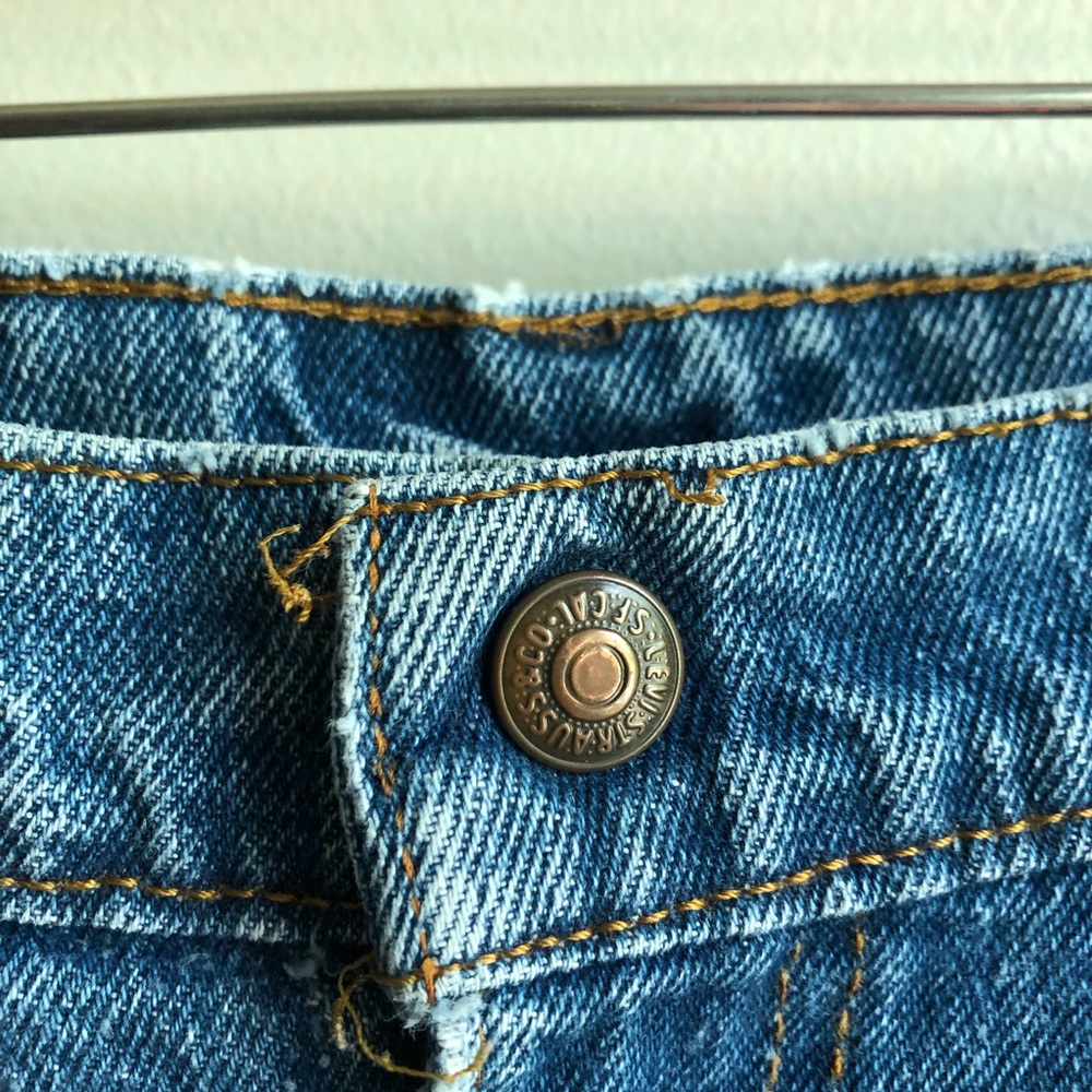 Vintage 90s Levi’s rhinestone embellished distressed denim shorts - Picture 3 of 10